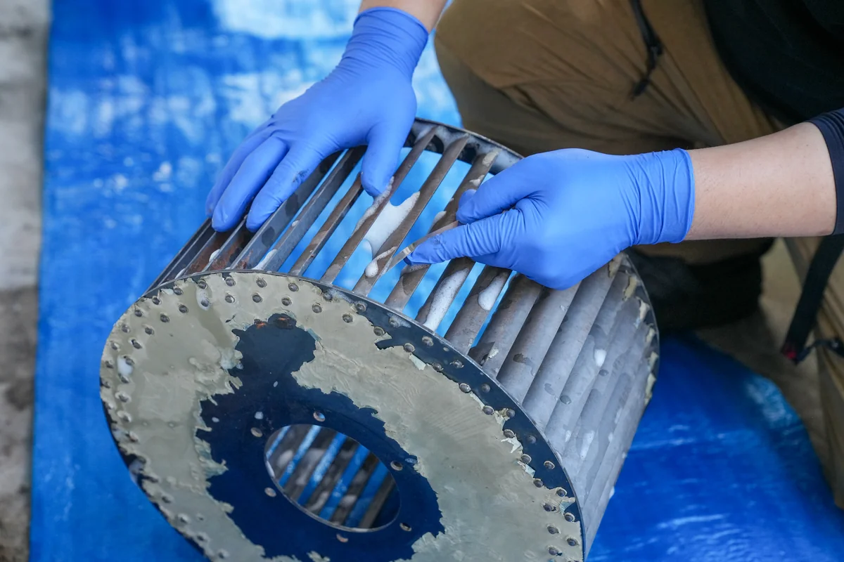 厨房の給排気ファンを洗浄する作業